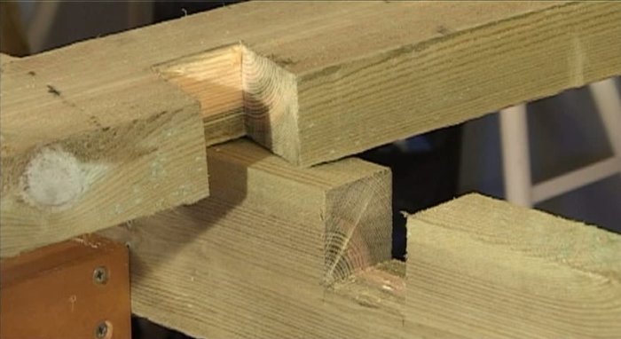 Halvt-i-halvt träsammanfogning av 95 mm reglar i en terraskonstruktion.