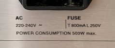 Maskinskylt med specifikationer: AC 220-240V, säkring T800mA L 250V, effektförbrukning 500W max.