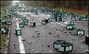 En motorväg täckt av ölbackar och flaskor som spridits ut över vägbanan.