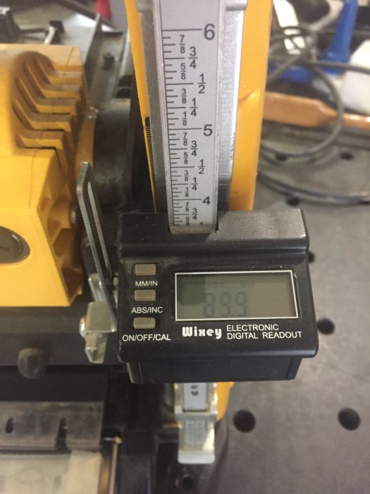 Wixey digital hyvelhöjdsinställning på en DeWalt 733 planhyvel, med tydlig display som visar 0.00.