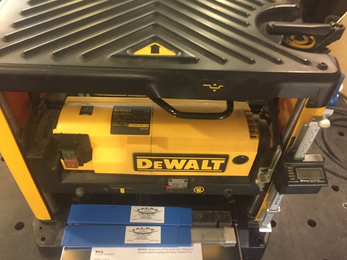 DeWalt 733 planhyvel i verkstadsmiljö med digital hyvelhöjdsinställning och stålverktyg.