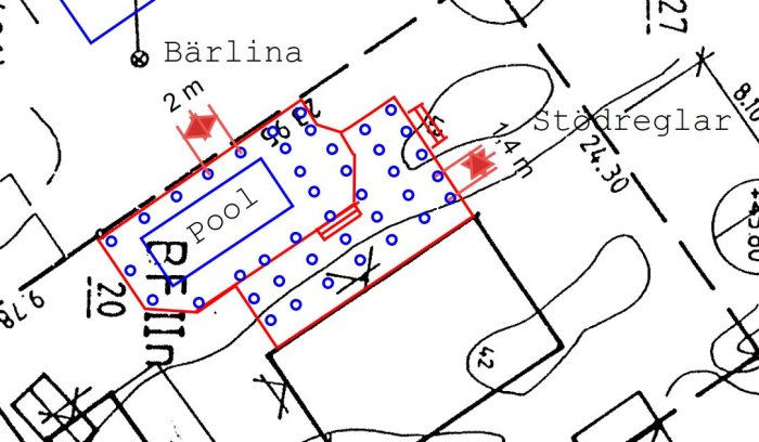 Ritning av en tomt med markerat område för en pool och måttangivelser.