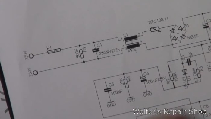 Kretsschema över laddare med fokus på trasig 560k glassäkring som behöver lödas fast.