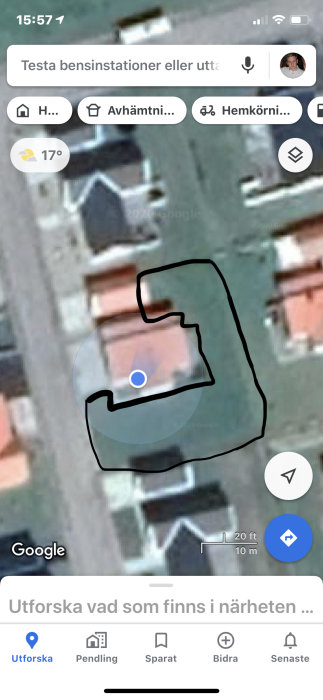 Skärmdump av en suddig satellitbild från Google Maps med en utritad figur på skärmen.