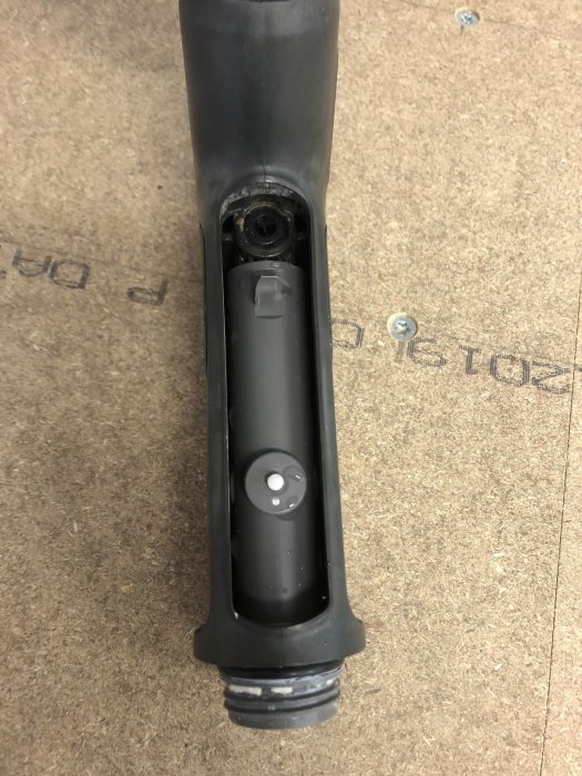 Närbild av en duschpistols insida där slanganslutningen möter handtaget, tydliga tecken på läckage.