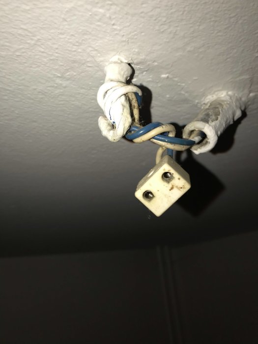 Tak med elledningar och en gammal ljuskabelanslutning, behöver installera lampa.