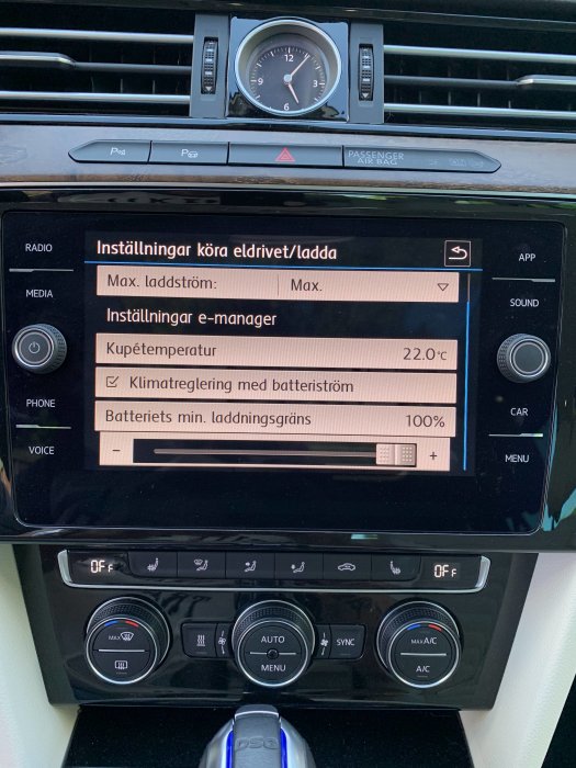 Bilens instrumentpanel med infotainmentsystem som visar inställningar för eldrift och kupétemperaturen på 22.0 °C.