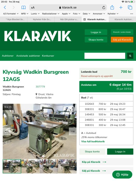 Wadkin Bursgreen klyvsåg från 1965 på auktion, grönt stativ, på verkstadsgolv med utrustning i bakgrunden.