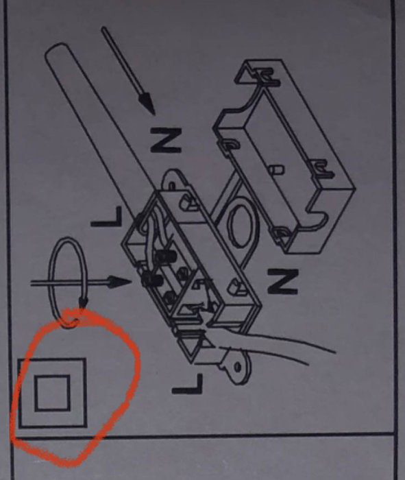 Schematisk bild av elektrisk armatur med dubbelisoleringssymbol markerad i cirkel.