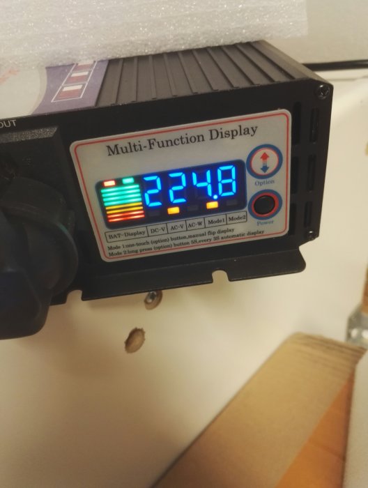 Multi-Function Display för laddare/inverter visar 224.8V på en digital skärm.