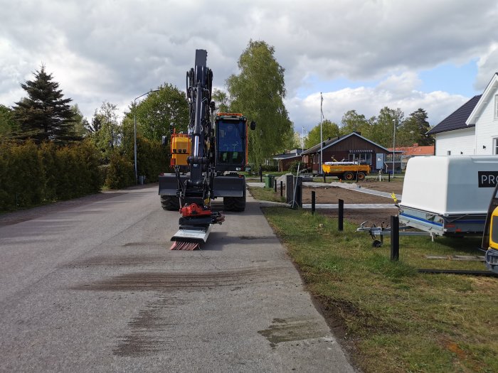 Arbetsmaskiner vid förberedelse av markstenläggning på en uppfart.