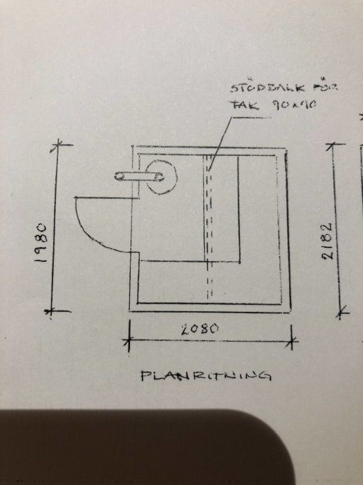 Ritning av en byggplan för en konstruktion med måttangivelser och rökrör.