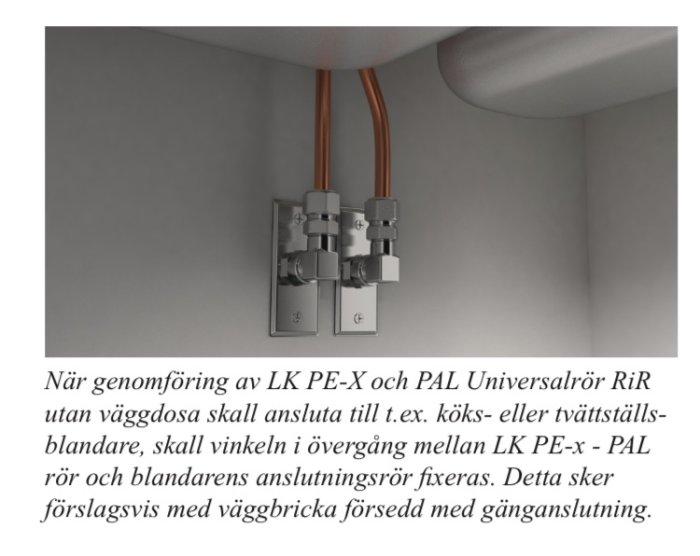 Installation av LK Universal rörsystem med 16 mm kopparledningar och klämringskopplingar, utan väggbricka monterade öppet mot vägg.