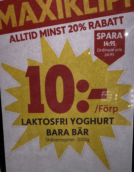 Reklamskylt som visar "10% rabatt" på laktosfri yoghurt trots löftet om "Alltid minst 20% rabatt".