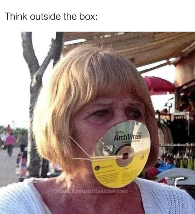 Kvinna med CD-skiva framför ansiktet som skämtsam munskydd med texten "Think outside the box".