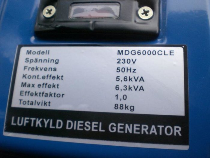 En dieselgenerator MDG6000CLE med specifikationer: 230V, 50Hz, 5,6kVA kontinuerlig effekt, 6,3kVA maxeffekt.