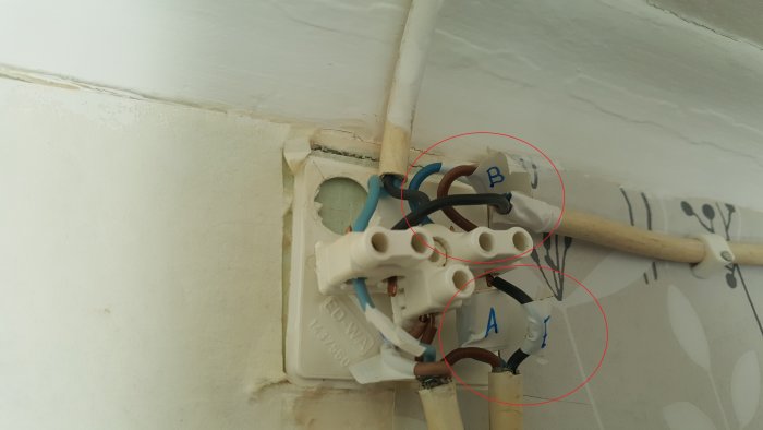 Elkontakt med utanpåliggande enkeltrådig kabel i blått, brunt och svart för trappkoppling.