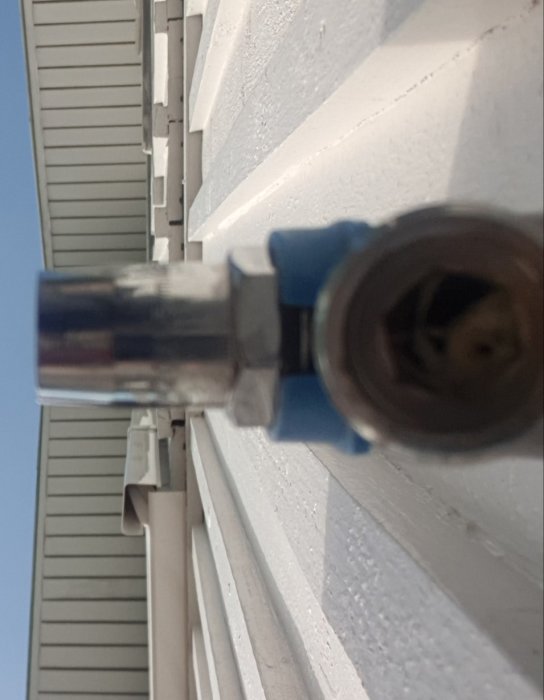 Närbild av en FM Mattsson utkastare med synlig övergångskoppling och vit gängtejp.