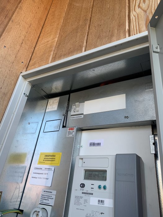 Elskåp med mätare från 2017 i en byggnad, avsett för anslutning till solceller.