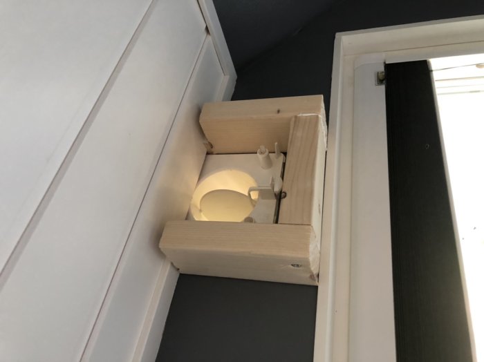 DIY-träram runt en tilluftsventil för att anpassa för frånluftsslang från portabel AC.