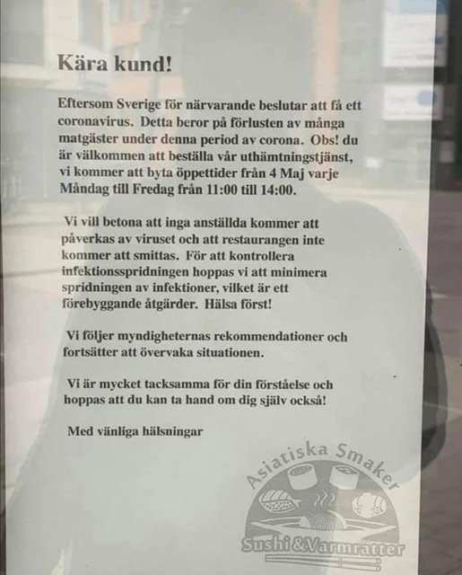 Anslag i ett fönster med meddelande om tillfälligt ändrade öppettider och hälsningsåtgärder på grund av COVID-19.