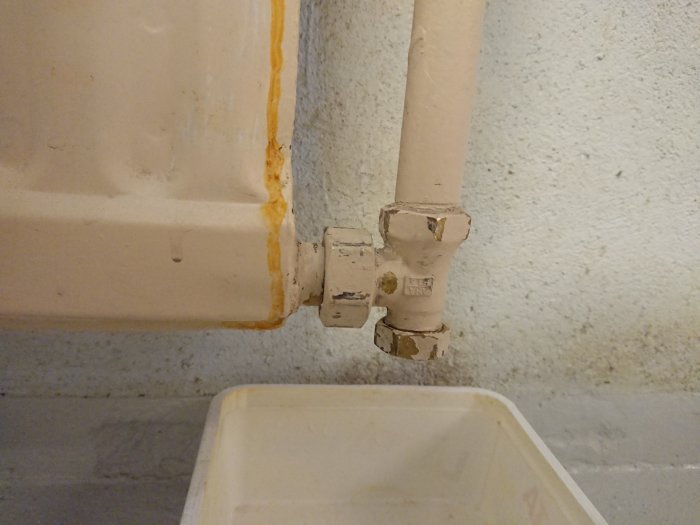 Element hängandes på ena fästet med avlägsnat ändlock på rörkoppling och trästöd under.