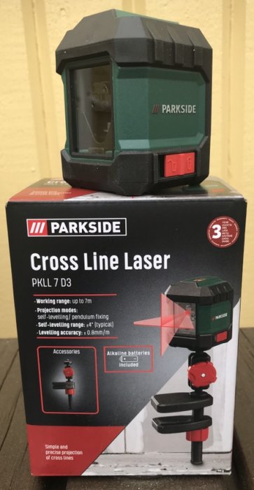 Parkside Cross Line Laser verktyg på sin förpackning med tekniska specifikationer synlig.