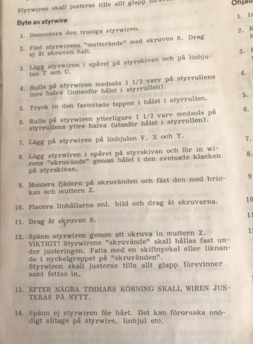 Instruktioner för byte av styrwire på en Stiga gräsklippare från den ursprungliga handboken.