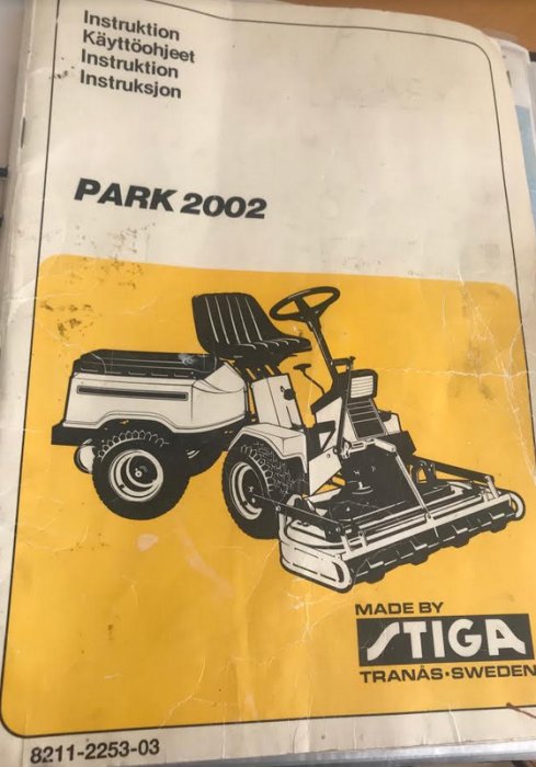 Sliten omslagsbild till originalhandboken för Stiga Park 2002 åkgräsklippare.