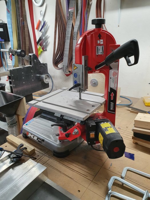 Femi 783XL kallsåg med sågbord i en verkstadsinställning omgiven av verktyg och sågblad.