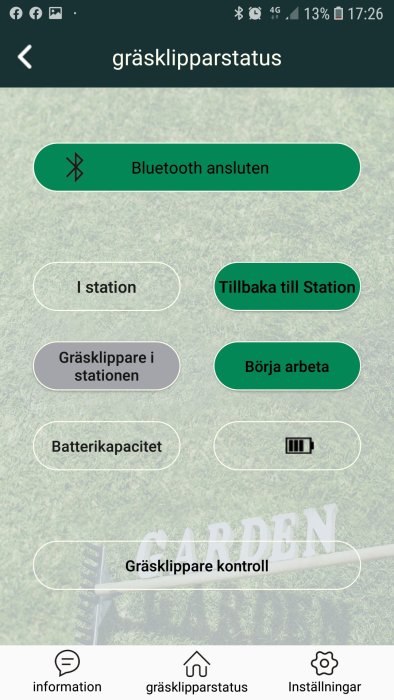 Skärmavbild av en app som visar status för en robotgräsklippare, inklusive laddningsstatus och kontroller.