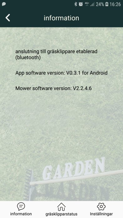 Skärm med appinformation visar uppkoppling till gräsklippare och mjukvaruversioner.