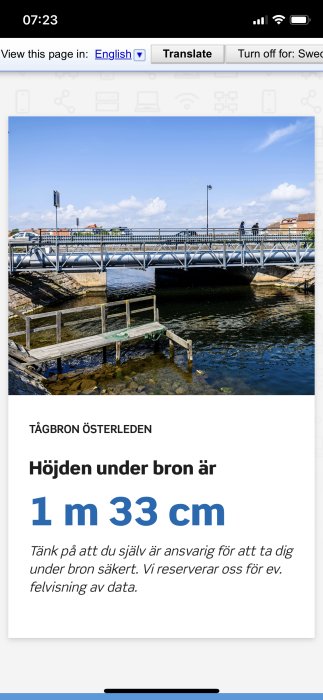 Tågbron Österleden i Karlskrona med angiven höjd under bron på 1 meter 33 centimeter, personer på bron.