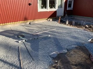 Markarbete med material 8/16, vattenpass och vattenrör, problem med att få det plant.