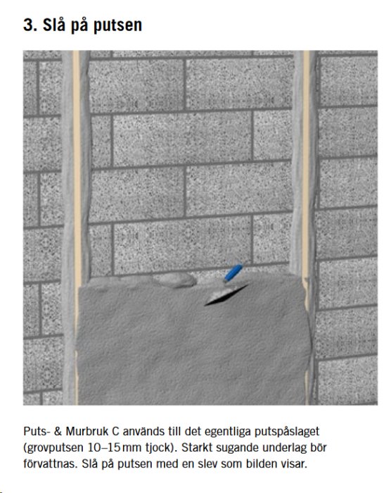 Användning av fiberförstärkt bruk för att slå på puts på en murad vägg med träreglar och putsbräda.