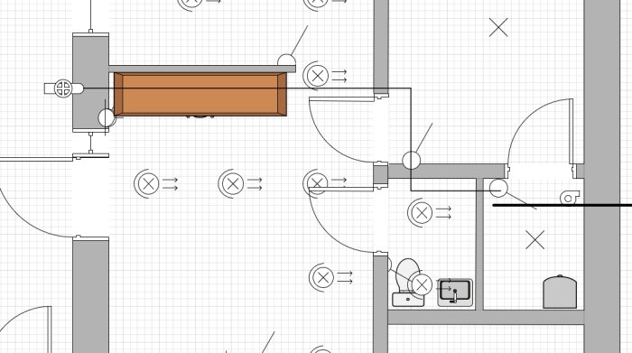 Rityt i svartvitt av en planlösning med markering av bruna garderober och elinstallationer.