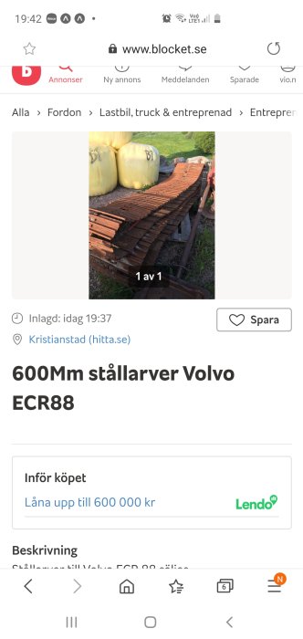 Stållarver med rostiga järnspett och plastbal på gräs i bakgrunden.