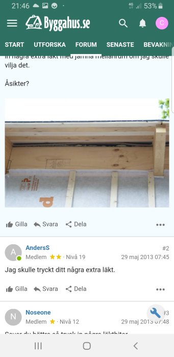 Innevägg beklädd med plywood ovanför vindduk, mellanrum syns längst upp där isolering saknas.