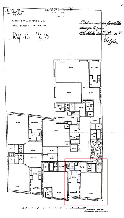 Svartvit arkitektritning från 1943 av flervåningshus med markerad avvikelse från original där köket ej är rakt.