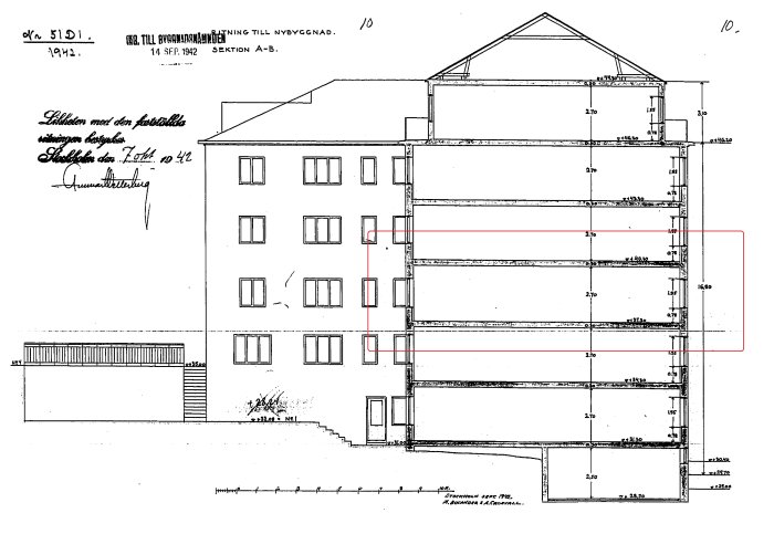 Arkitektonisk sektionsritning av en byggnad från 1942 med markerade väggar för renovering.