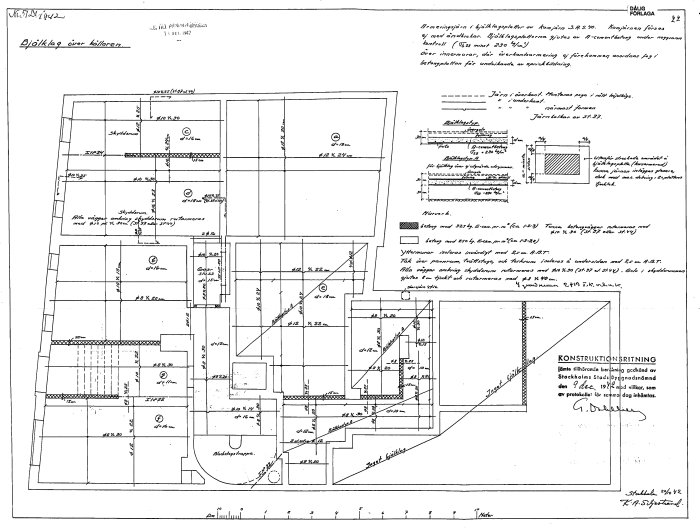 Detaljerad arkitektonisk ritning av ett hus med måttangivelser och konstruktionsdetaljer.