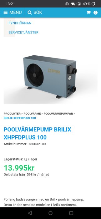 Bild på en blå poolvärmepump av märket Brilix modell XHPFDPLUS 100 utanför ett serveringsfönster.