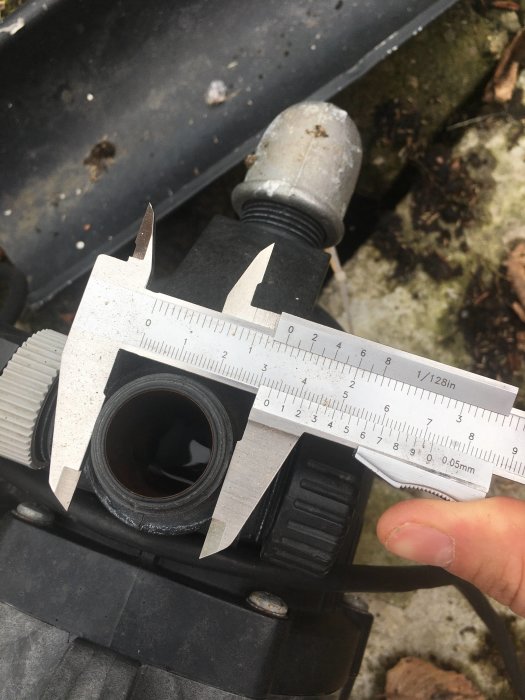 Närbild på mätinstrument som mäter ytterdiameter på en pumpanslutning.