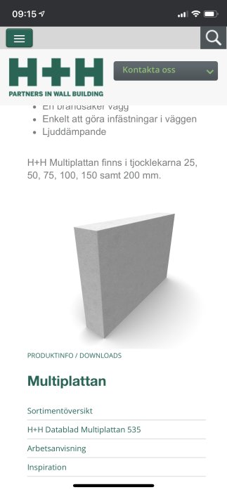 En betongblock på en vit bakgrund som används för att bygga stabil, ljudisolerande och brandsäker väggkonstruktion.