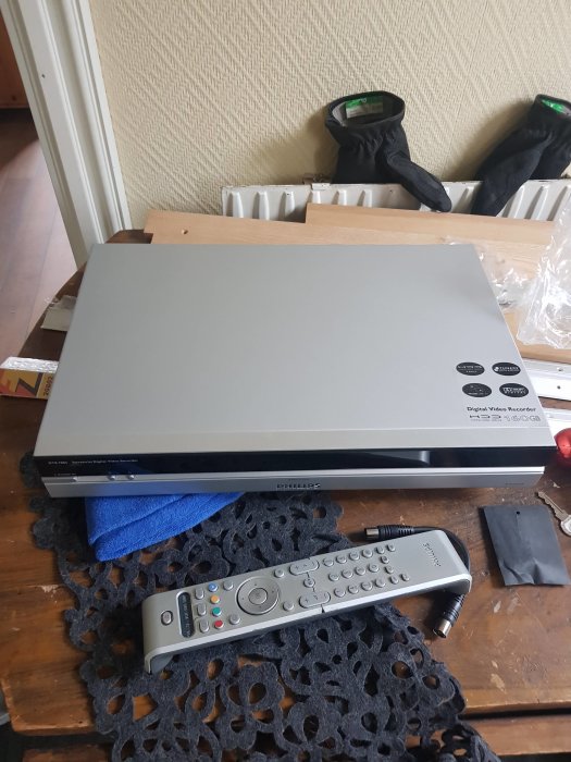 Philips DTR 7005 digital video recorder med tillhörande fjärrkontroll på ett bord.