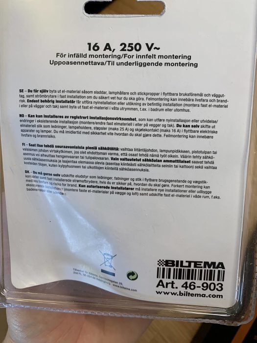 Förpackning för ett 16 A, 250 V 2-vägs vägguttag för infälld montering från Biltema, med installationsinstruktioner.