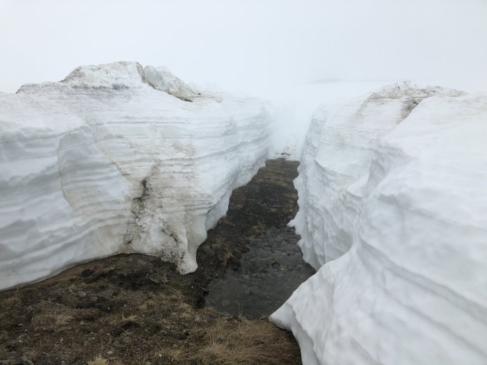 Väg skapad mellan höga snöväggar på ett ställe med 3 meter snö i Sverige.