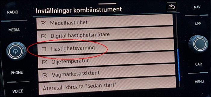 Bilens infotainmentsystem med markerad inställning för hastighetsvarning i menyn.
