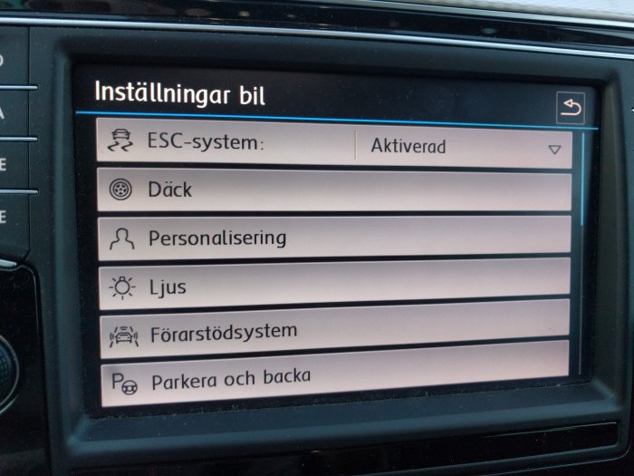 Bilens infotainmentsystem visar menyn "Inställningar bil" med olika förarstödssystem val.