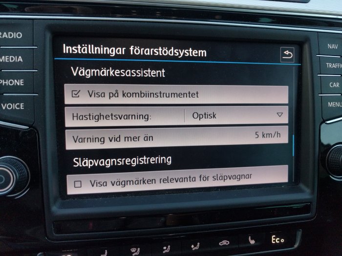 Bilens infotainmentsystem visar menyn för inställningar av förarstödssystem.